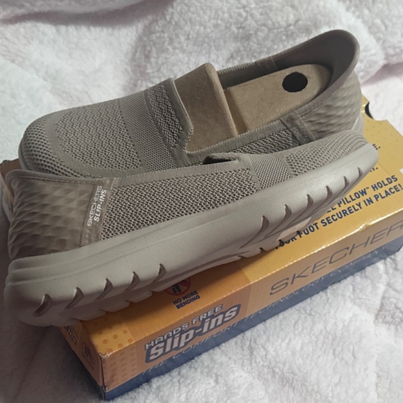 New sketchers women’s slip in shoes 9.5 - Picture 3 of 12
